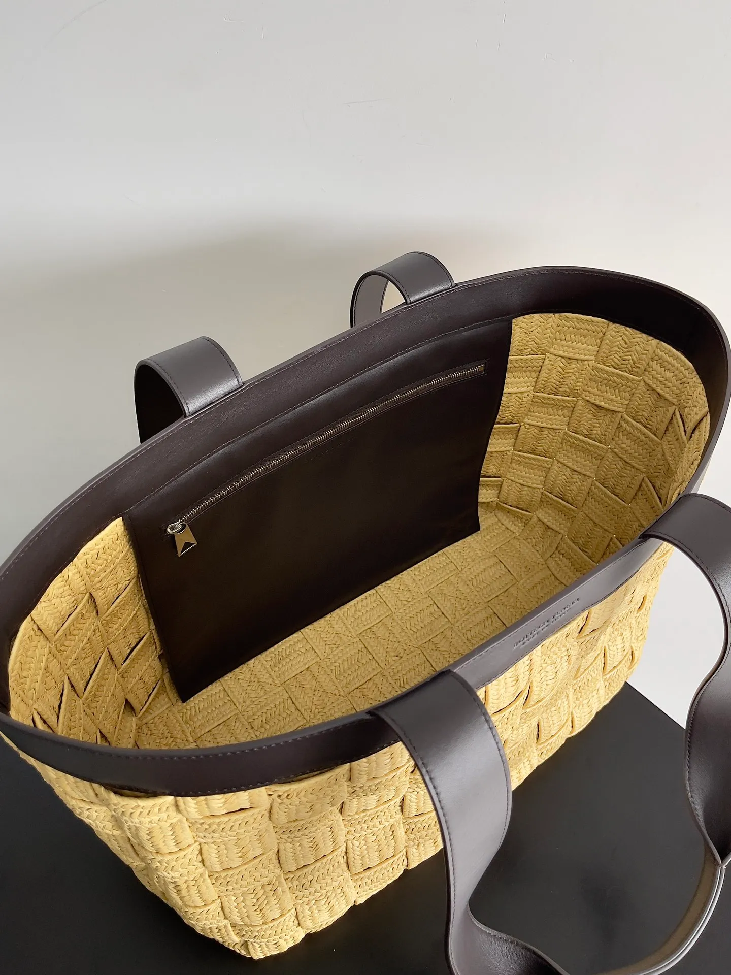Batch 1960 Bottega Veneta BV straw shoulder bag. A super literary BV straw bag with a shopping bag shape. The top of the wrist bag is made of the highest grade lambskin. BV’s material selection is really impeccable. The straw part is very beautiful, elegant and natural, and the romance of phila grass. Phila grass is also called the wishing grass and love grass. It has a beautiful meaning for the one you love most. It is versatile and fashionable and has a large capacity. Style number: 730874 Size: 56*22*32